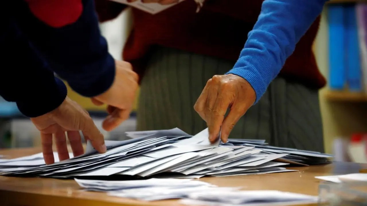 Identificada una mujer con 102 sobres con votos del PSOE junto a un colegio electoral de Dos Hermanas.