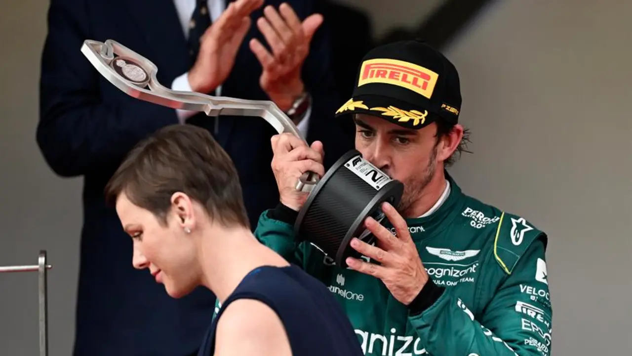 Fernando Alonso junto a la Princesa Charlene of Monaco (I). EFE/EPA/CHRISTIAN BRUNA