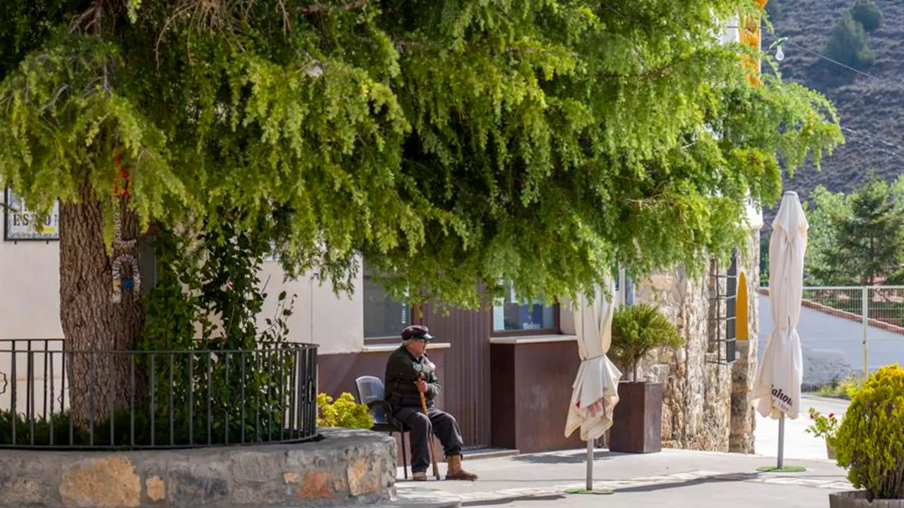 Un vecino de la localidad turolense de Cubla descansa en las calles de este pueblo que tiene una poblaci&oacute;n de 52 habitantes y una densidad de 1,07 hab/km&sup2;, seg&uacute;n datos del INE en 2016. EFE/Antonio Garc&iacute;a