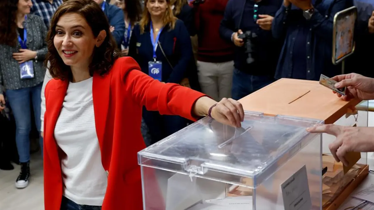 La presidenta de la Comunidad de Madrid y candidata del PP a la reelecci&oacute;n, Isabel D&iacute;az Ayuso ejerce su derecho al voto en el colegio electoral de Inmaculada Marillac en Madrid este domingo durante las elecciones municipales y auton&oacute;micas. EFE/Chema Moya