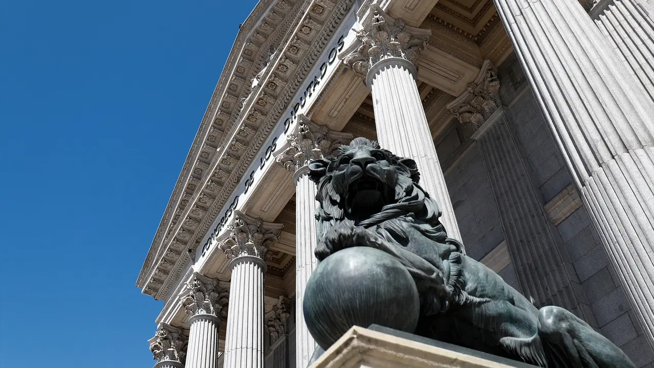 Uno de los emblem&aacute;ticos leones que se encuentran delante de la fachada del Congreso de los Diputados en la Plaza de las Cortes de Madrid. EP / &Oacute;scar J. Barroso