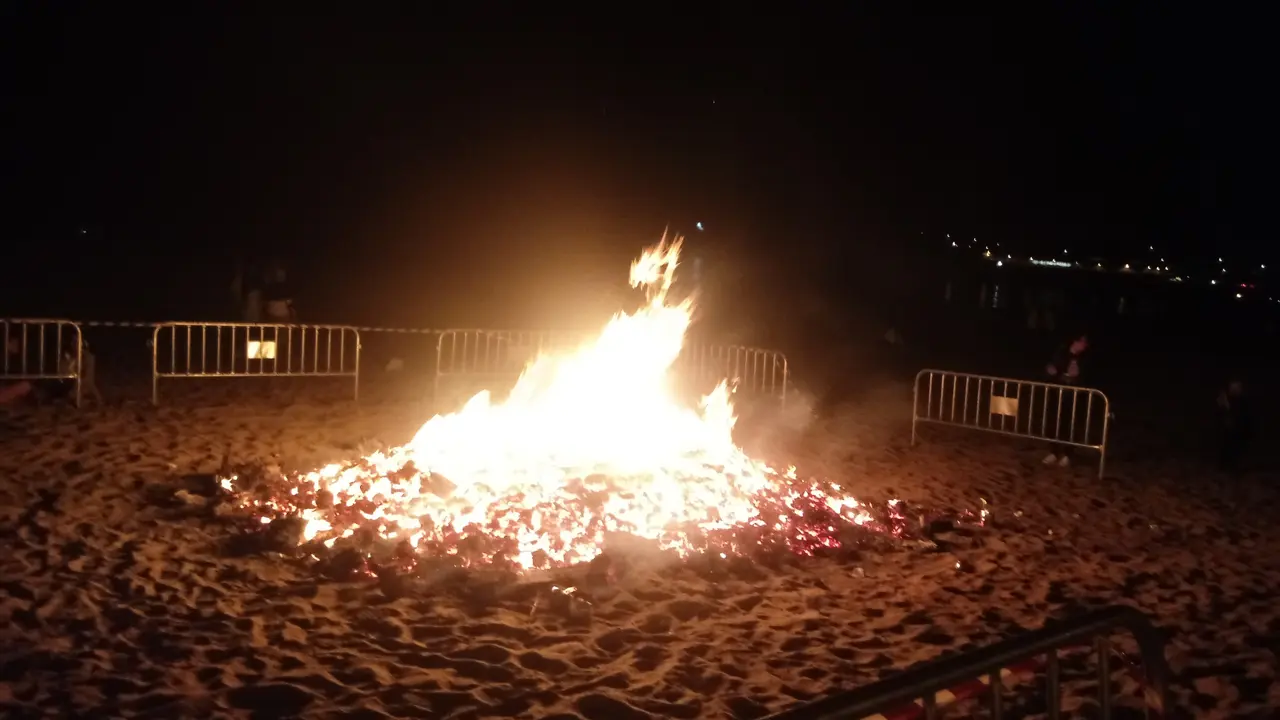 Una hoguera en la playa en la noche de San Juan. / A.E.