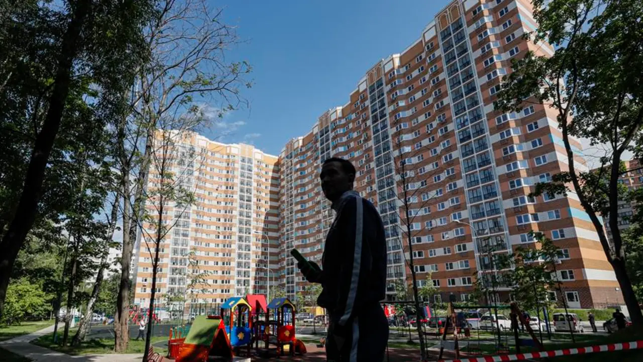 Un edificio da&ntilde;ado por un ataque con drones en Mosc&uacute;, este martes. EFE / YURI KOCHETKOV