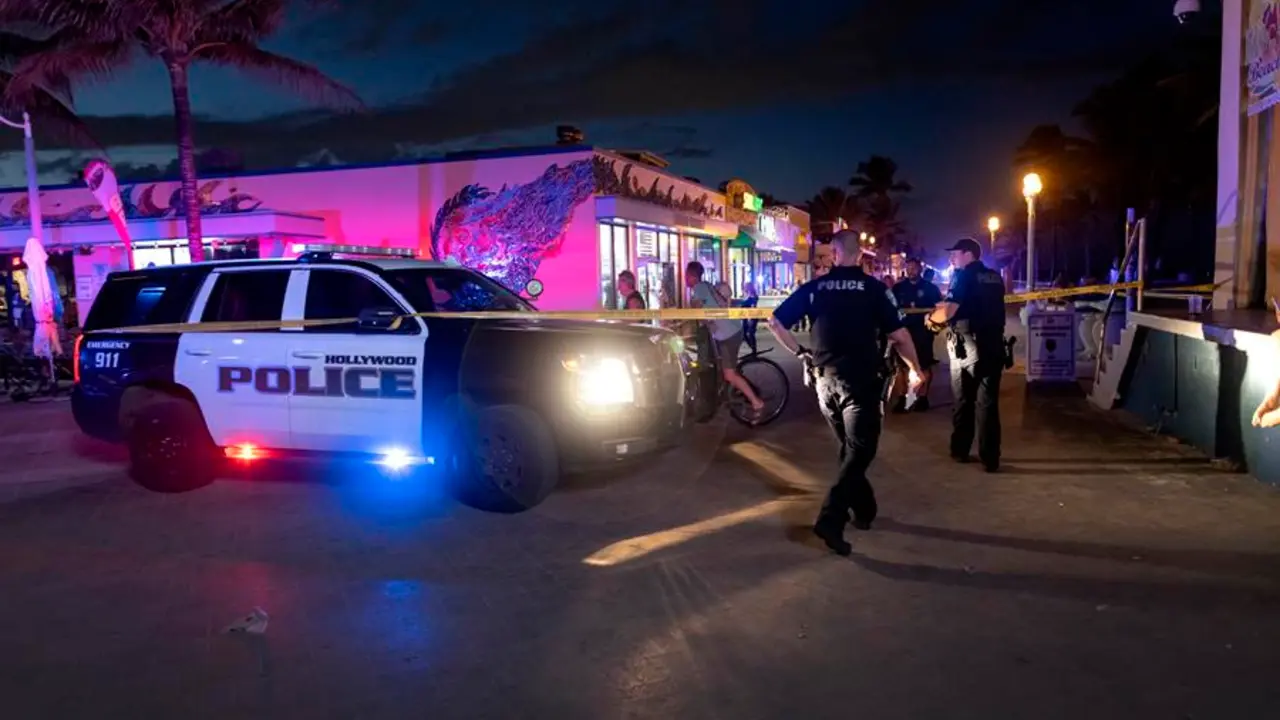 Oficiales de Polic&iacute;a cierran el &aacute;rea donde ocurri&oacute; un tiroteo en una playa, en Hollywood, Florida (EE.UU.). EFE / Crist&oacute;bal Herrera-Ulashkevich