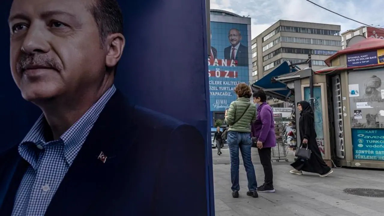 Carteles electorales en Estambul del presidente turco, Recep Tayyip Erdogan, y su rival, el socialdem&oacute;crata Kemal Kilicdaroglu. EFE / Erdem Sahin