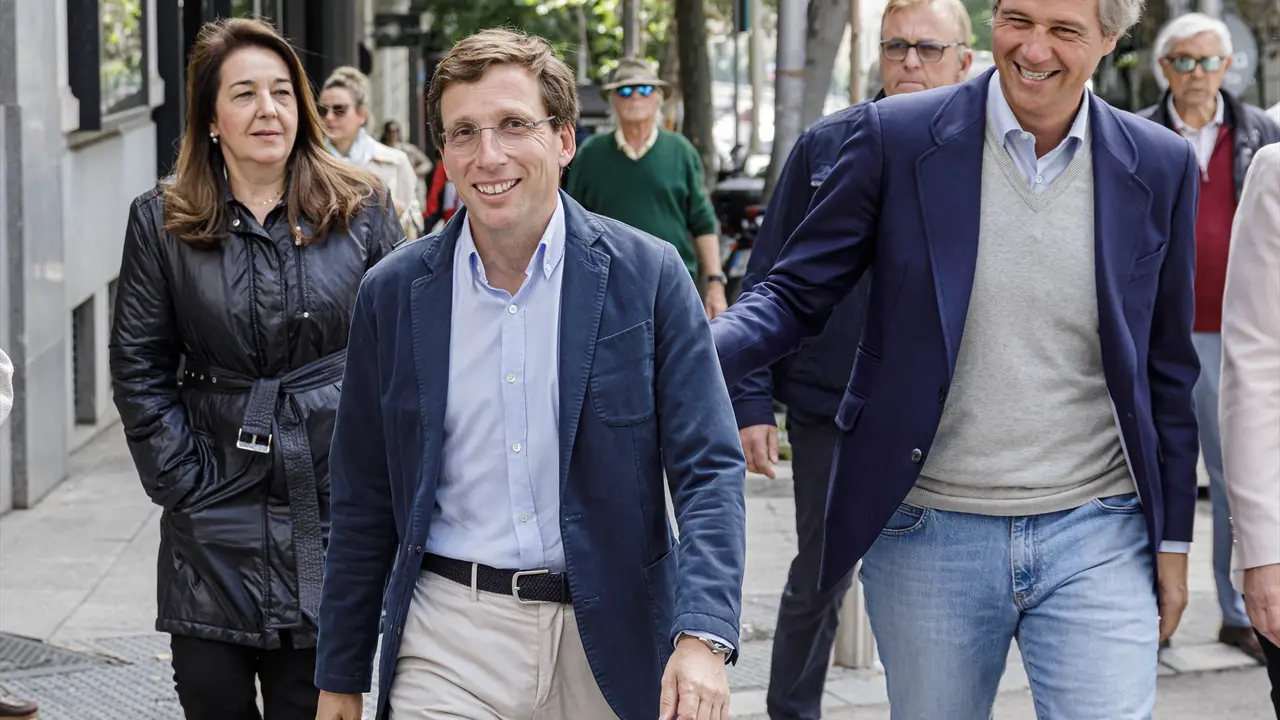 El alcalde de Madrid, Jos&eacute; Luis Mart&iacute;nez-Almeida (2i), a su llegada a la Junta Directiva del PP, en la sede de G&eacute;nova. EP / Carlos Luj&aacute;n