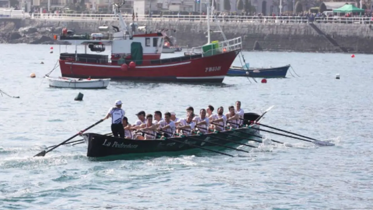 La trainera c&aacute;ntabra &lsquo;La pedre&ntilde;era&rsquo; durante un entrenamiento.