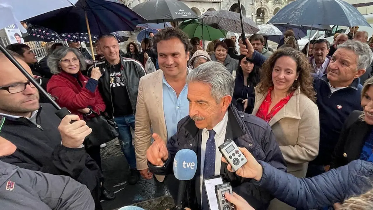 El presidente de Cantabria en funciones, Miguel &Aacute;ngel Revilla y el candidato del PRC de Castro Urdiales, Jesus Gutierrez. / ALERTA