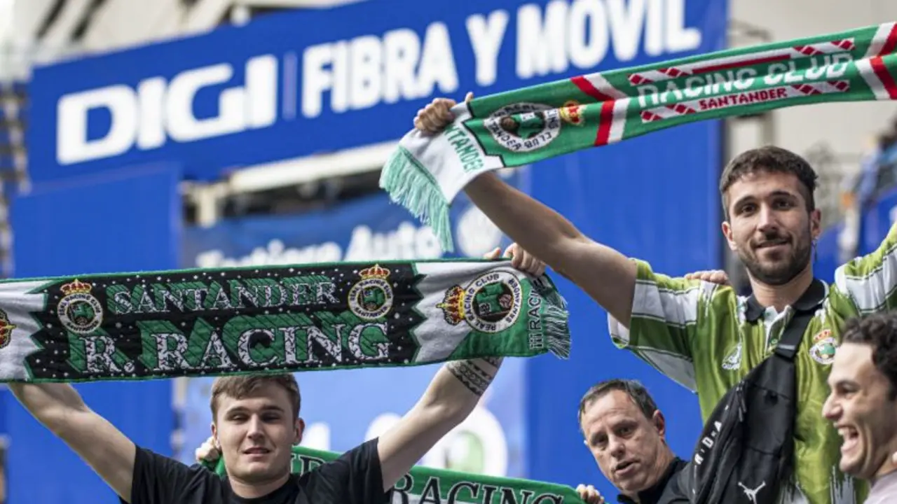 Varios aficionados del Racing de Santander durante el partido ante el Oviedo en la Jornada 41 de la Liga Smartbank. / Ll