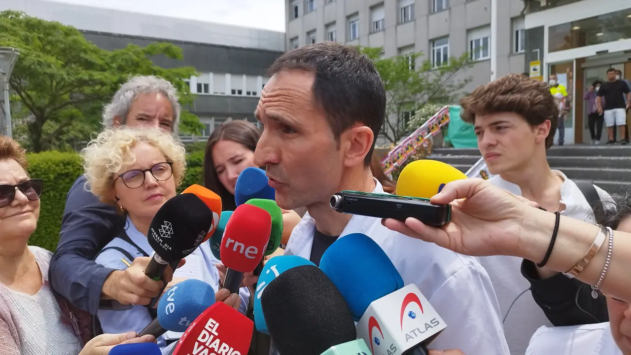 Osakidetza ve "muy improbable" que la persona ingresada en el Hospital Donostia est&eacute; contagiada de &eacute;bola