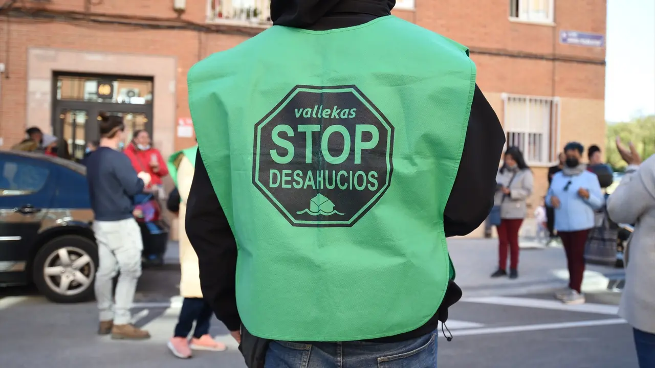 Un activista de STOP Desahucios acude a una protesta contra el domicilio de una familia. EP / Gustavo Valiente