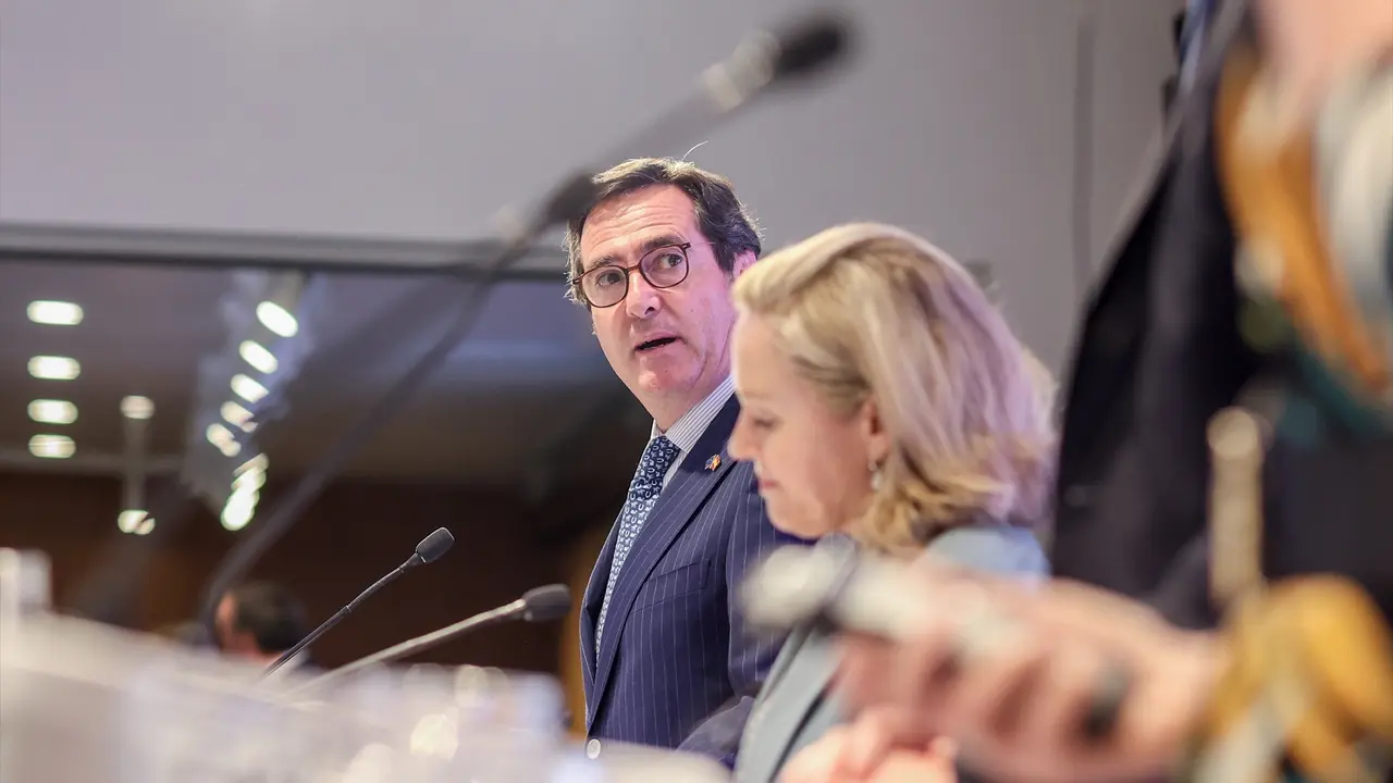 El presidente de la CEOE, Antonio Garamendi, y la vicepresidenta primera y ministra de Econom&iacute;a, Nadia Calvi&ntilde;o. EP / Ricardo Rubio