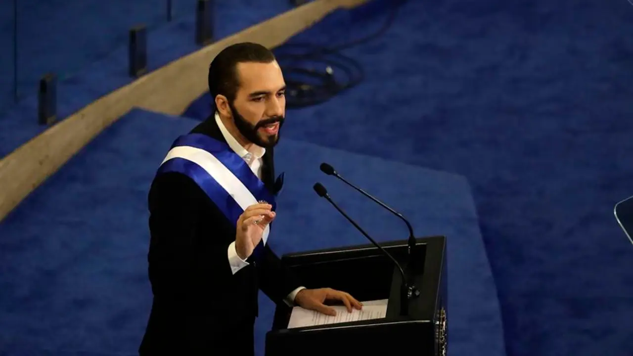 El presidente de El Salvador, Nayib Bukele, habla ante el Congreso. EFE / Rodrigo Sura