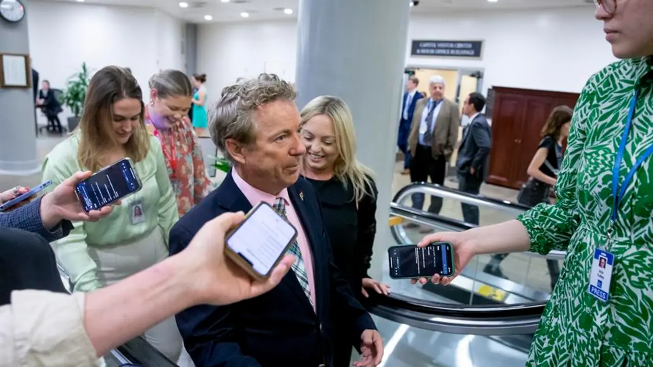 El senador republicano estadounidense de Kentucky, Rand Paul (C) habla con los medios de comunicaci&oacute;n. EFE / MICHAEL REYNOLDS