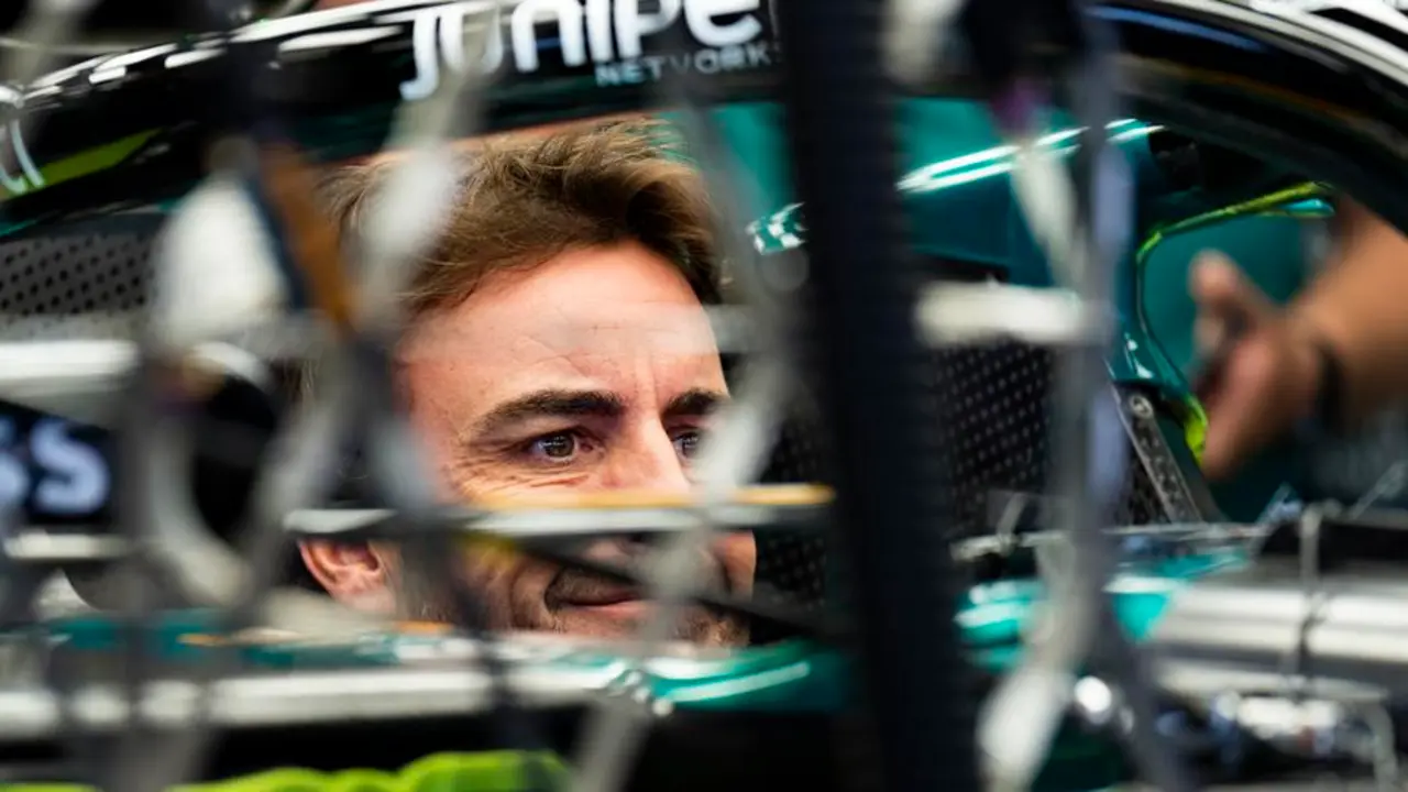 El piloto espa&ntilde;ol de F&oacute;rmula 1, Fernando Alonso, del equipo Aston Martin, durante la primera jornada del GP de Espa&ntilde;a que se celebra este fin de semana en el Circuito de Barcelona. EFE/Siu Wu