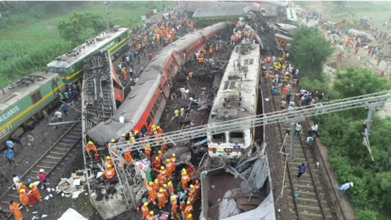 Vista de los trenes implicados en el accidente de tren registrado en Odisha Balasore. EFE/EPA/National Disaster Response Force