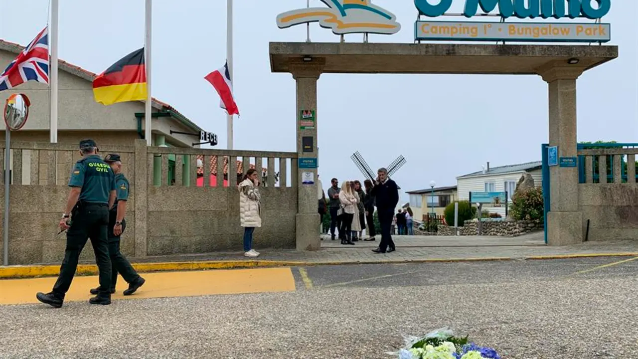 Camping de O Mui&ntilde;o, en la localidad pontevedresa de Oia, donde centenares han mostrado su repulsa ante el crimen machista de Ana Vanesa S. P., que fue asesinada este s&aacute;bado a tiros por su expareja, un guardia civil que tras huir se quit&oacute; la vida. Josechu Ortiz