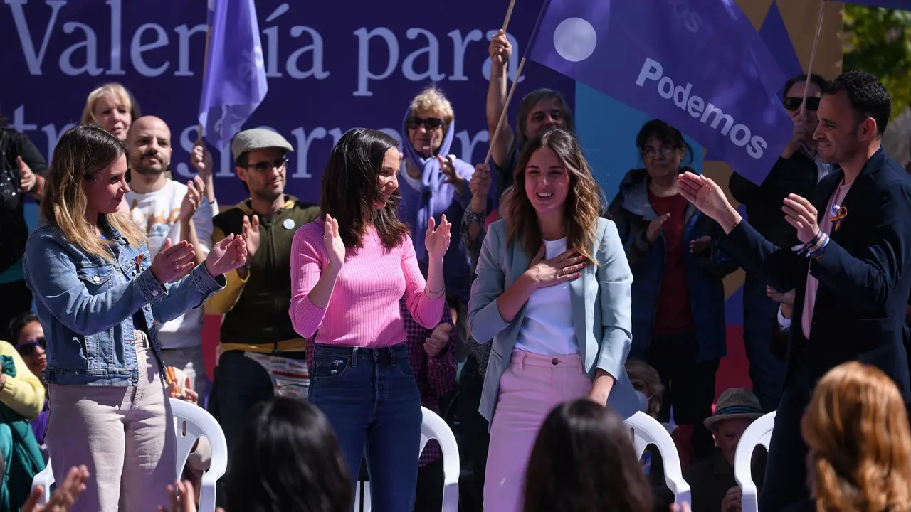 (I-D) Alejandra Jacinto; la ministra de Derechos Sociales y Agenda 2030, Ione Belarra; la ministra de Igualdad, Irene Montero. / Fernando S&aacute;nchez