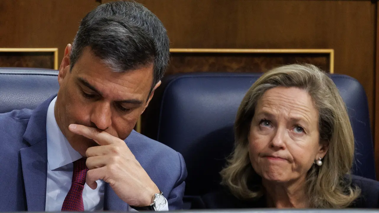 El presidente del Gobierno, Pedro S&aacute;nchez y la vicepresidenta primera y ministra de Asuntos Econ&oacute;micos y Transformaci&oacute;n Digital, Nadia Calvi&ntilde;o. EP / Eduardo Parra