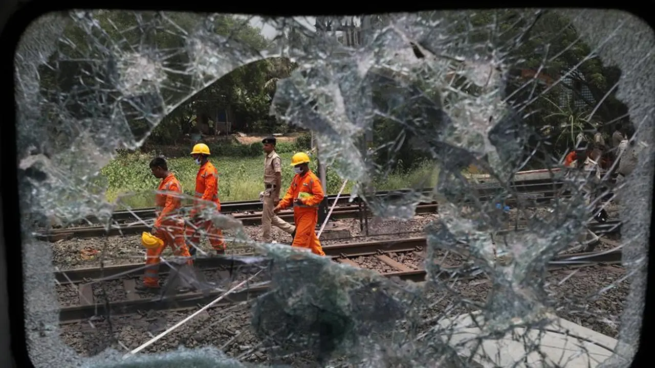 La Fuerza Nacional de Respuesta a Desastres Rescate trabaja en el lugar de un accidente de tren en Odisha Balasore, India. EFE / PIYAL ADHIKARY