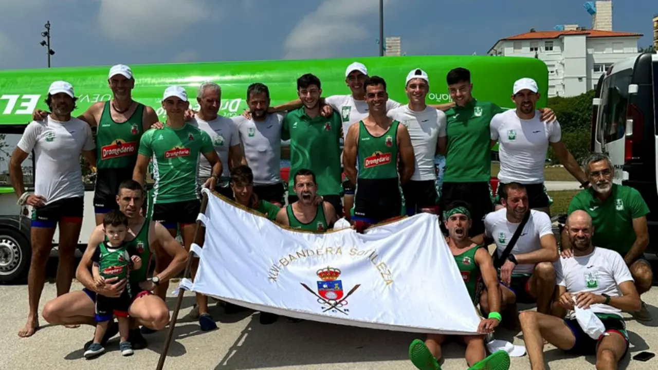 La tripulaci&oacute;n de Camargo posa con su primera bandera Sotileza en 31 a&ntilde;os.