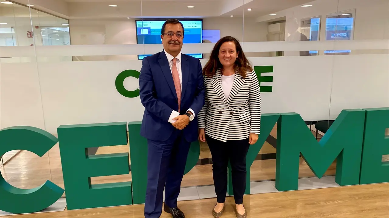 El presidente del Observatorio de la Morosidad, Luis Collado, con la directora de Pol&iacute;tica Econ&oacute;mica del Ministerio de Asuntos Econ&oacute;micos, Elena Aparici. / EP