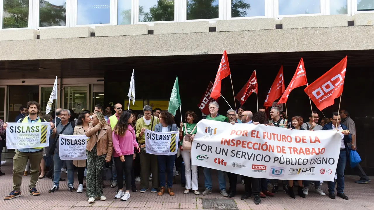 Varias personas se manifiestan durante una concentraci&oacute;n de los sindicatos con representaci&oacute;n en la Inspecci&oacute;n de Trabajo y Seguridad Social ante la Direcci&oacute;n General de Funci&oacute;n P&uacute;blico, en mayo. EP / Gustavo Valiente