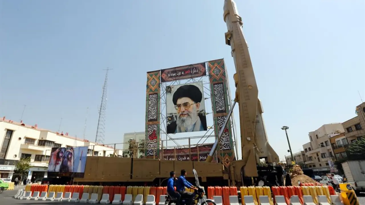 Imagen de archivo del misil iran&iacute; Shahab-3 al lado de un retrato del l&iacute;der Ali Khamenei. EFE / ABEDIN TAHERKENAREH