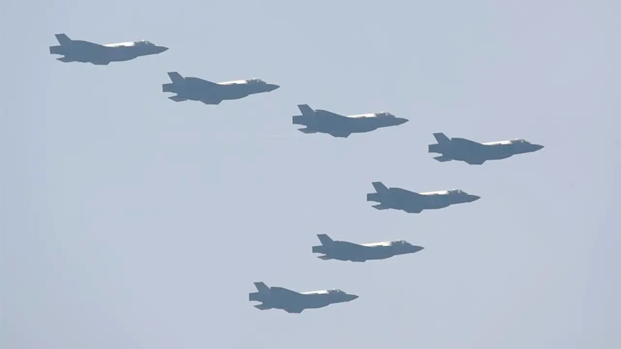 Una patrulla a&eacute;rea de cazas F-35 A de Corea del Sur. EFE / JEON HEON-KYUN