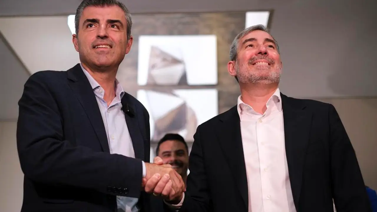 El secretario general de CC, Fernando Clavijo (d), y el l&iacute;der del PP canario, Manuel Dom&iacute;nguez (i), futuros presidente y vicepresidente de la comunidad aut&oacute;noma, se felicitan tras el acuerdo. EFE/&Aacute;ngel Medina G.