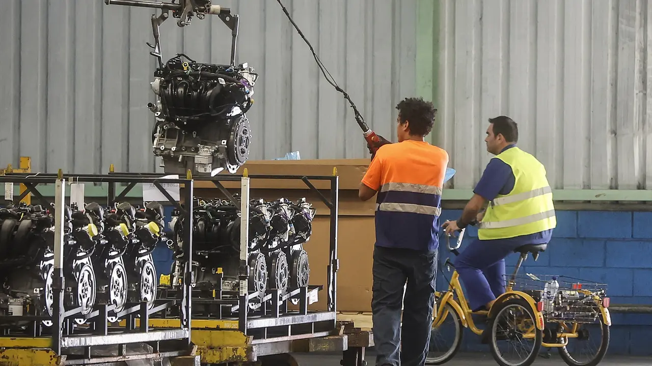 Dos trabajadores en una f&aacute;brica de coches. EP / Rober Solsona