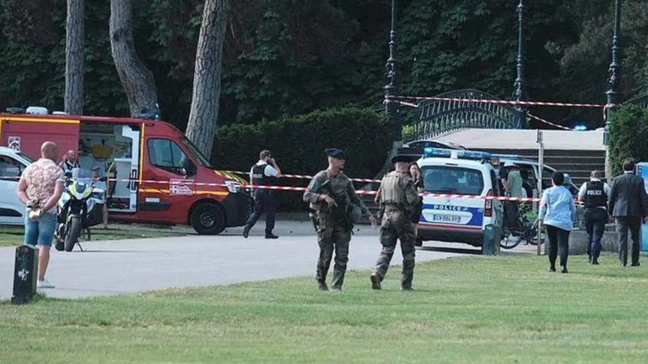 La Policía francesa, en el lugar donde se ha producido el ataque Twitter