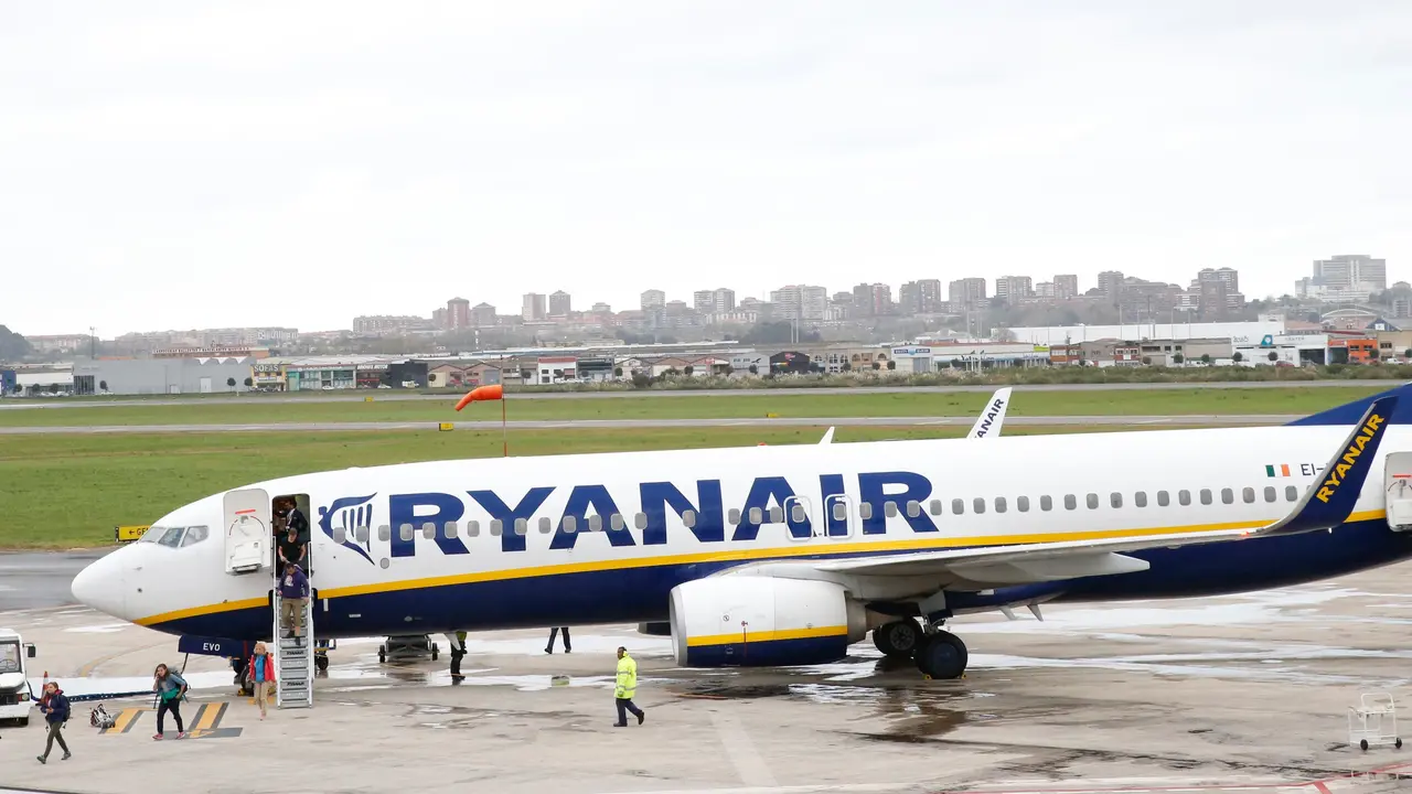 Un avi&oacute;n de Ryanair en el Seve Ballesteros. / EP / Archivo