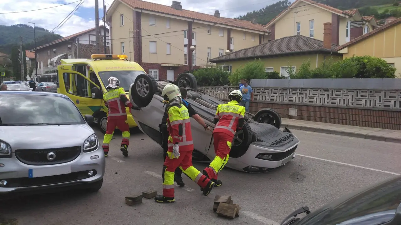 Herida una conductora tras volcar su veh&iacute;culo en Los Corrales de Buelna. / 112