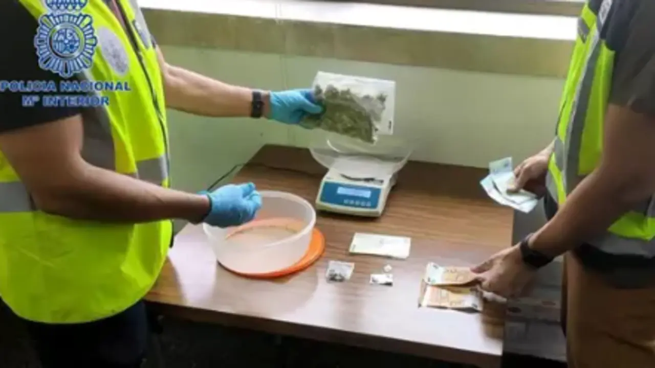 Droga y dinero intervenido. / CNP