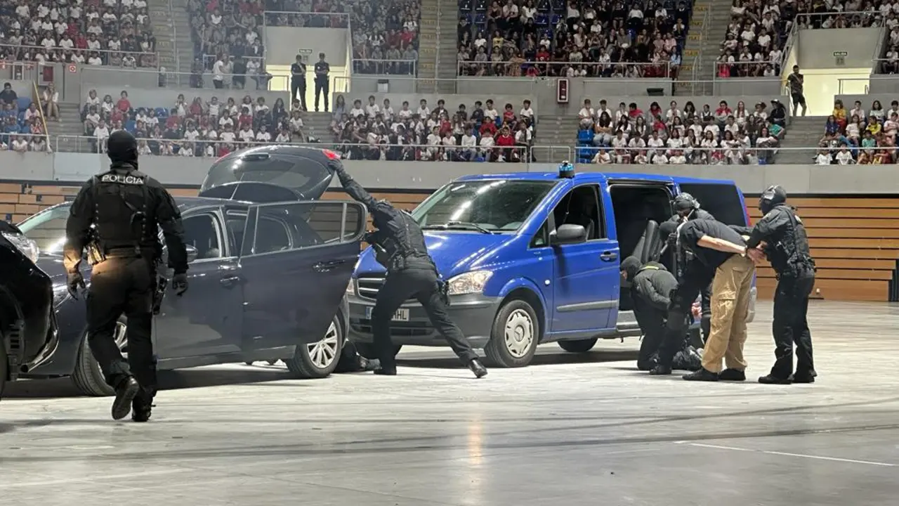 Exhibici&oacute;n de la Polic&iacute;a Nacional en el Palacio de Deportes de Santander. / CNP