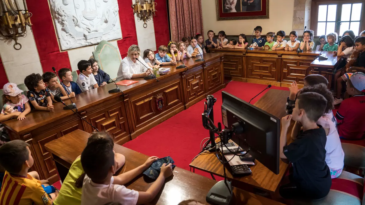 La alcaldesa de Camargo felicita al Colegio Matilde de la Torre por contribuir a que los alumnos descubran el patrimonio del municipio. / ALBERTO G. IBANEZ