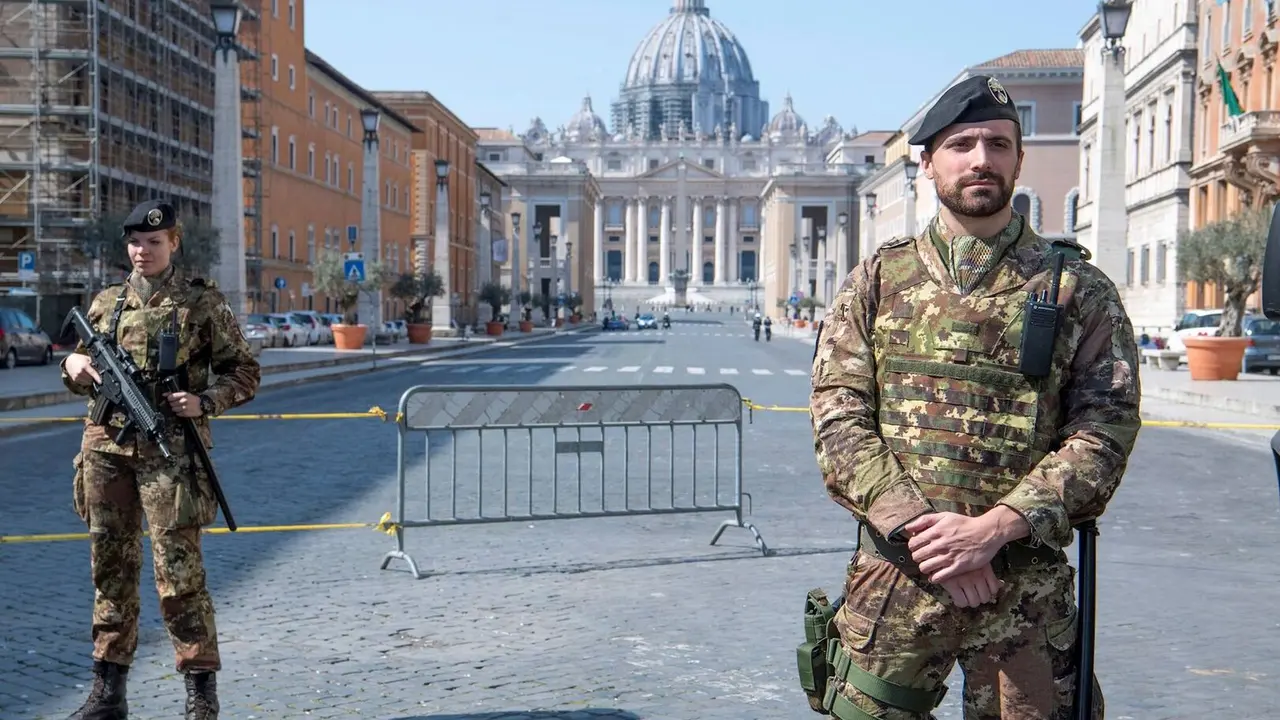 Dos soldados del ej&eacute;rcito de Italia. / EFE