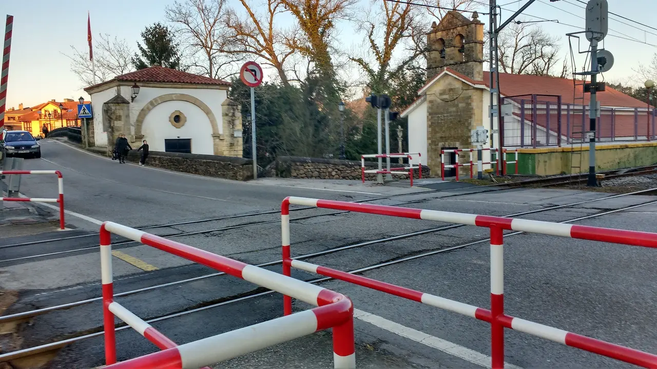 Paso a nivel de San Pedro de Rudag&uuml;era, en Alfoz de Lloredo / AA