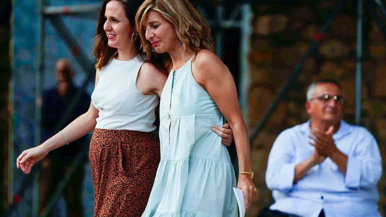 La vicepresidenta segunda del Gobierno y ministra de Trabajo y Econom&iacute;a Social, Yolanda D&iacute;az, junto a la secretaria general de Podemos y ministra de Derechos Sociales y Agenda 2030, Ione Belarra (i) en una imagen de archivo./ Rafa Alcaide