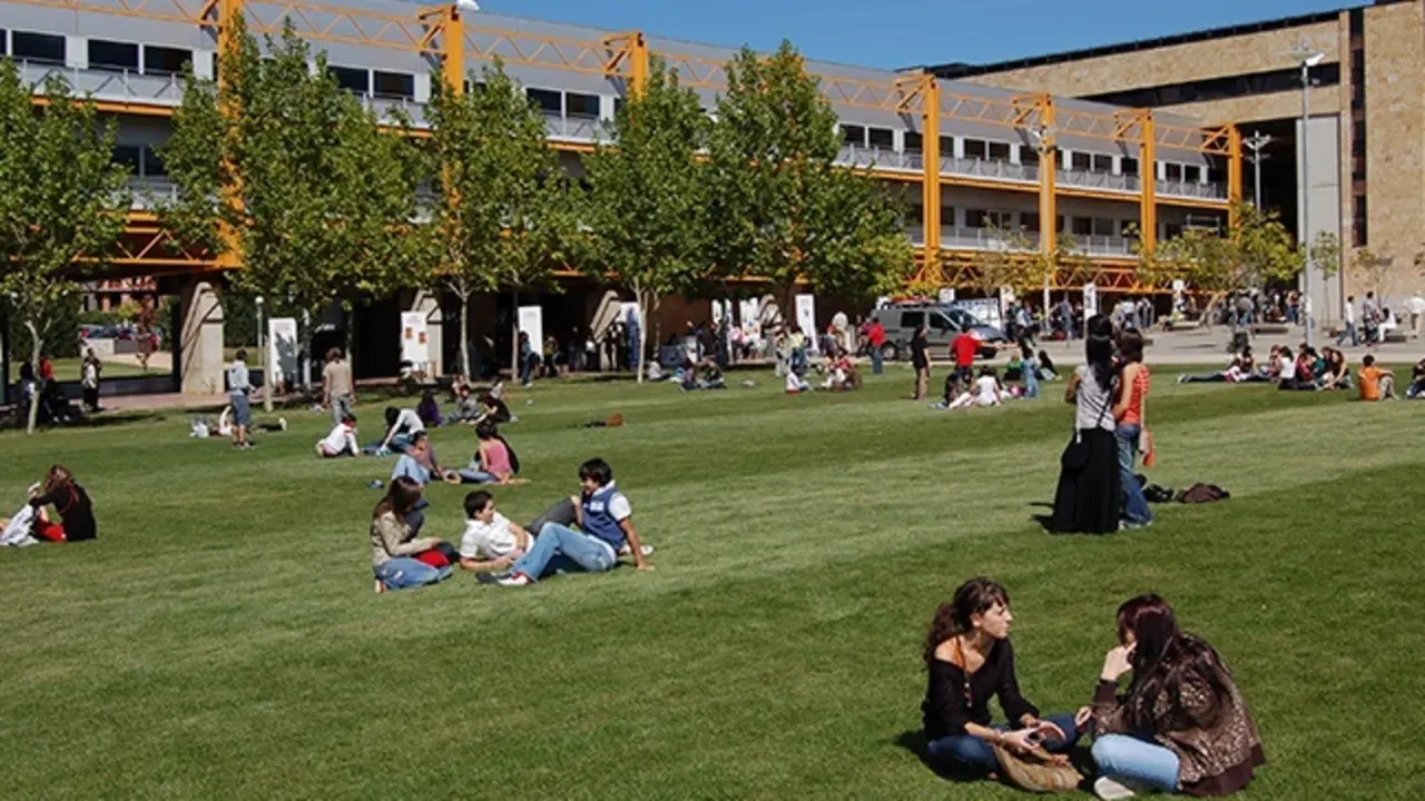 Estudiantes en el Campus Unamuno . / USAL