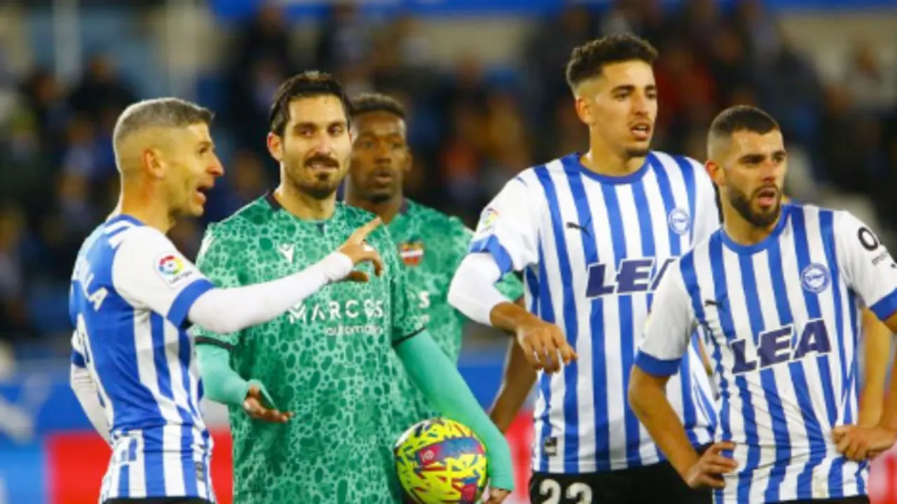 Jugadores del Levante y Alav&eacute;s durante un partido de esta temporada. / LL