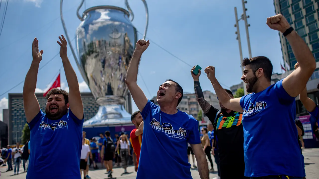 Aficionados del Inter de Mil&aacute;n animan al equipo en la plaza Taksim in Estambul, Turqu&iacute;a este s&aacute;bado donde el equipo italiano se enfrenta al Manchester City en la final de la Champions League. / Martin Divisek