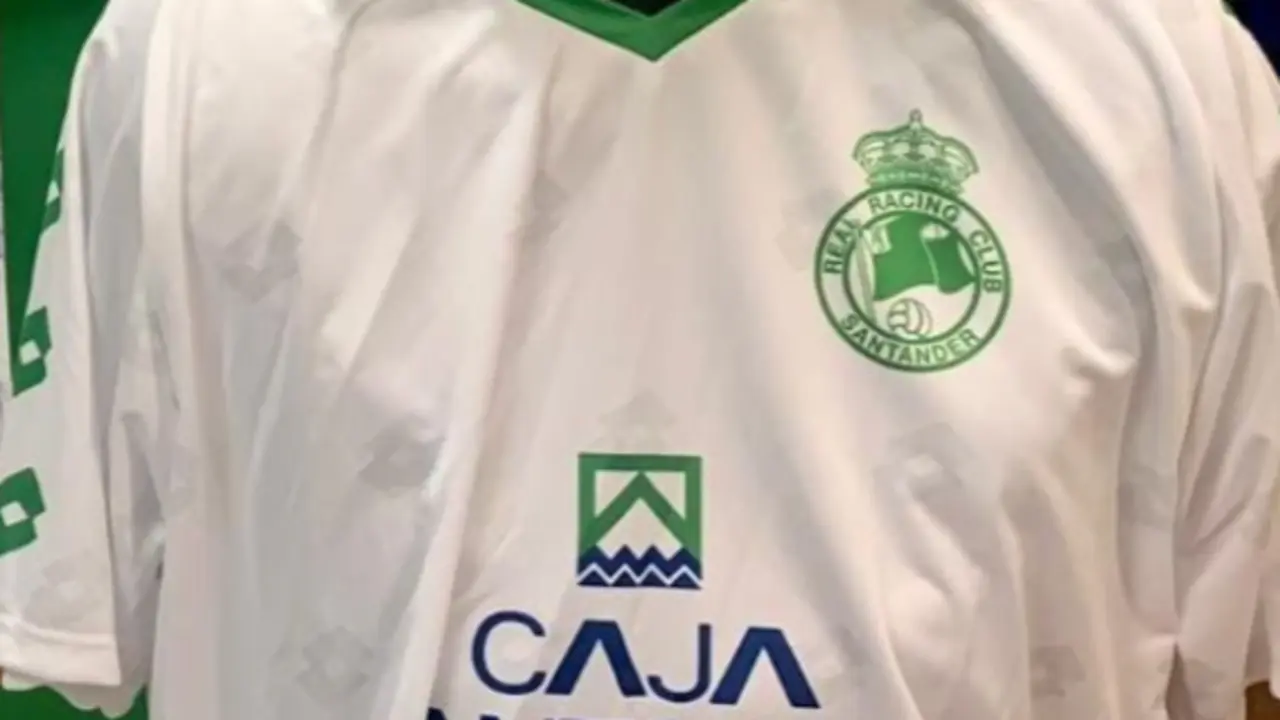 R&eacute;plica de la camiseta del ascenso de 1993, que est&aacute; vendiendo la APR en su sede. / APR