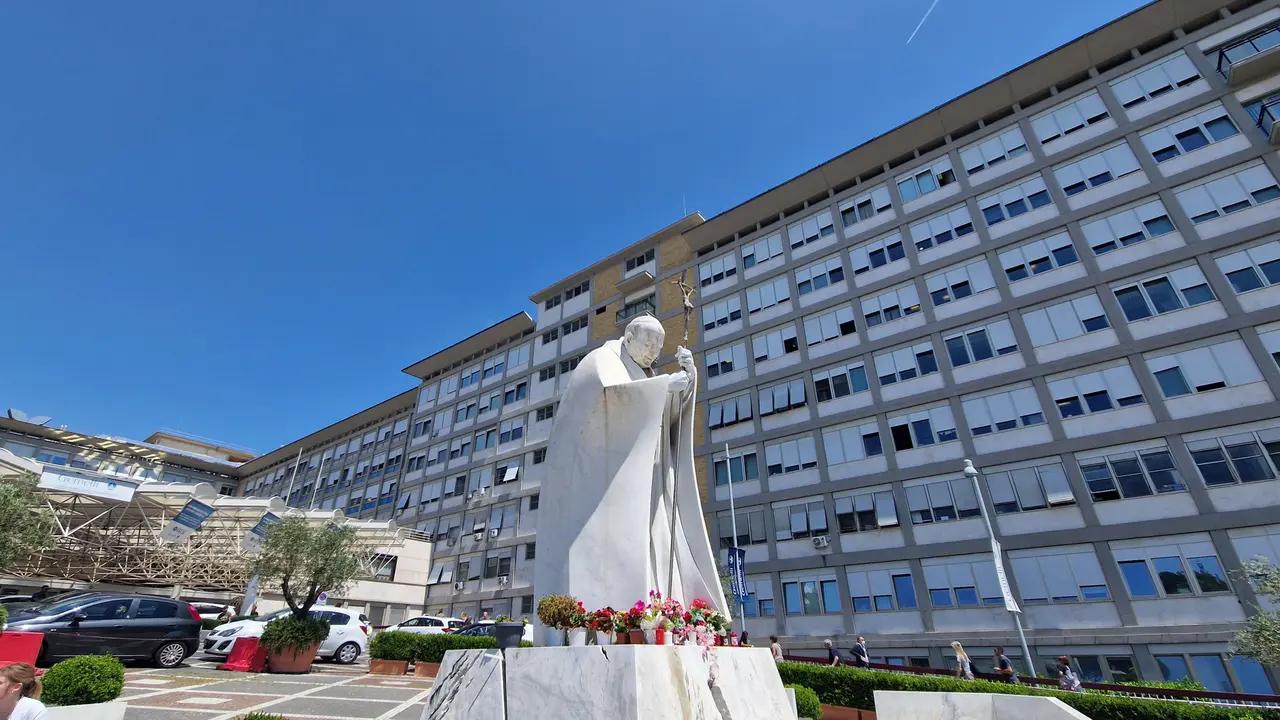 Fachada del hospital romano Gemelli, donde se encuentra el papa. / GIUSEPPE LAMI