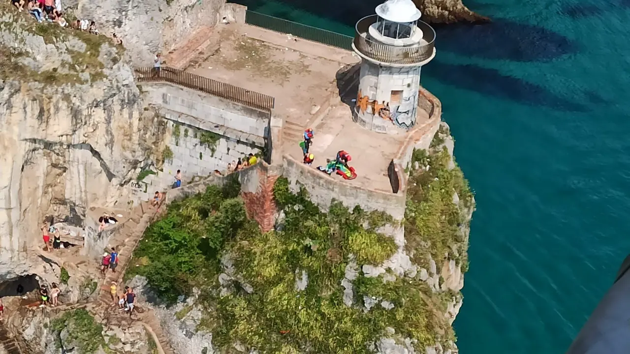 Evacuaci&oacute;n de una mujer indispuesta del Faro del Caballo, en Santo&ntilde;a. / GC