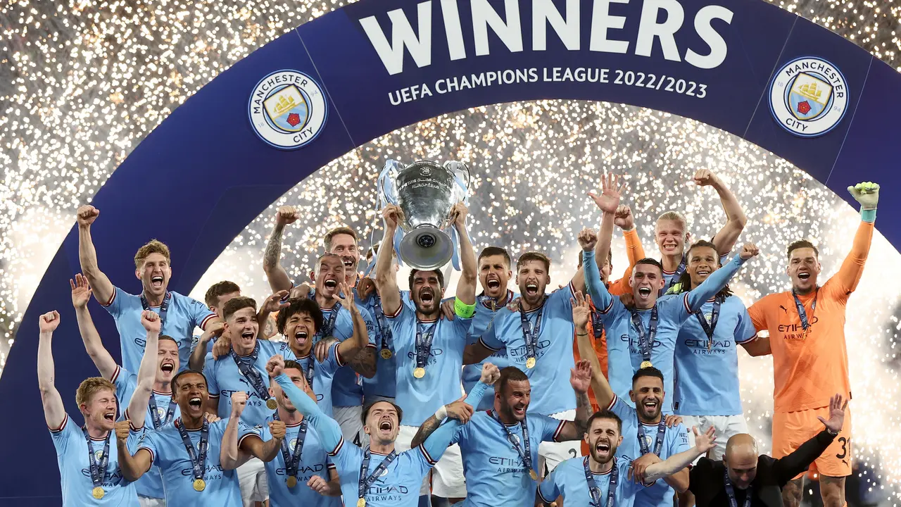 El capit&aacute;n del Manchester City, Ilkay Guendogan, levanta el trofeo mientras el equipo celebra la victoria en la final de la Liga de Campeones de la UEFA entre el Manchester City y el Inter de Mil&aacute;n, en Estambul, Turqu&iacute;a, el 10 de junio de 2023. (Liga de Campeones, Turqu&iacute;a, Estanbul) EFE/EPA/TOLGA BOZOGLU