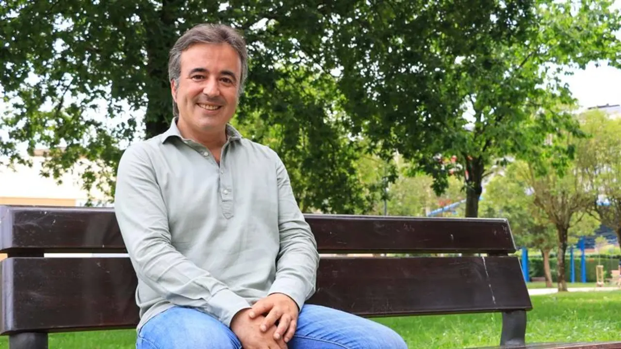 Con el compromiso de ser un alcalde mejor de lo que fue entre 2011 y 2015, la confianza que le ha dado la mayor&iacute;a absoluta y una experiencia de ocho a&ntilde;os como diputado en el Congreso, Diego Movell&aacute;n (PP) regresa a la Alcald&iacute;a de Camargo con la "ilusi&oacute;n" y la "responsabilidad" de "dejarse la piel por el municipio", asegura en una entrevista con EFE. EFE/ Celia Ag&uuml;ero
