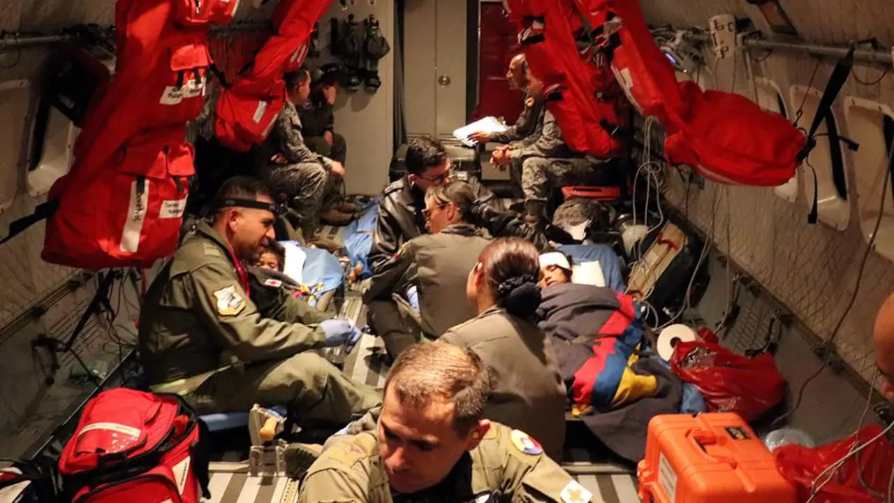 Fotograf&iacute;a cedida por las Fuerzas Militares de Colombia en la que se ven dos de los ni&ntilde;os ind&iacute;genas rescatados durante su traslado en avi&oacute;n hac&iacute;a Bogot&aacute; (Colombia). EFE