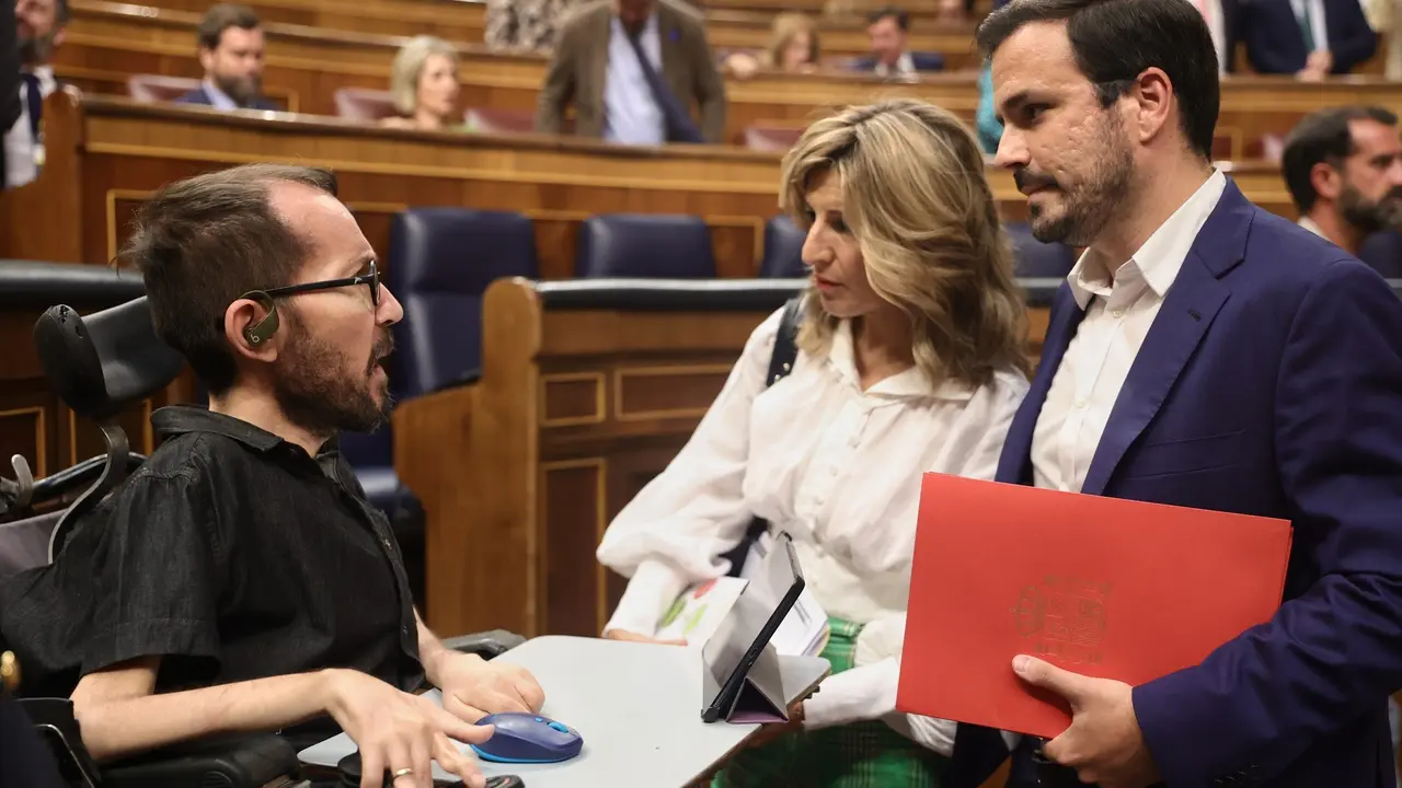 (I-D) El portavoz de Unidas Podemos en el Congreso, Pablo Echenique, conversa con la vicepresidenta segunda y ministra de Trabajo y Econom&iacute;a Social, Yolanda D&iacute;az, y el ministro de Consumo, Alberto Garz&oacute;n. EP / Eduardo Parra